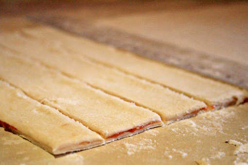 puff-pastry-cheese-twists-cutting